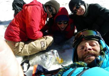 Dominique vient d'tre secouru par un couple de Corens et Marijo, la montagnarde corse qui lui a sauv la vie./Photo D.A.